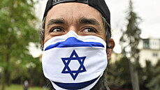 Stoupenec Izraele s roukou v barvch izraelsk vlajky sleduje v Praze...