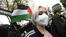 Příznivci Palestiny i Izraele protestovali před izraelskou ambasádou v Praze. Oba tábory neodradil ani déšť