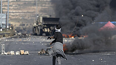 Palestinsk protestujc vyuv prak.