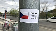 Nálepky o vlastizradě Miloše Zemana zaplavily centrum Prahy.