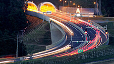 Tunel Valík na dálnici D5 je v provozu od roku 2006.