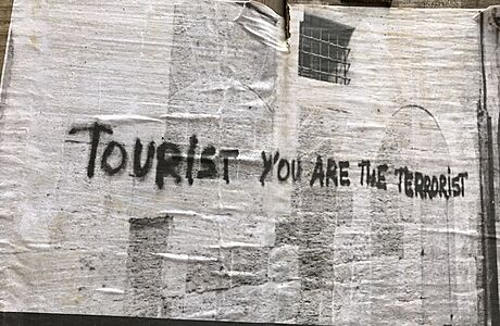 Snímek letáku s nápisem „turista je terorista“ z baskického přímořského města...