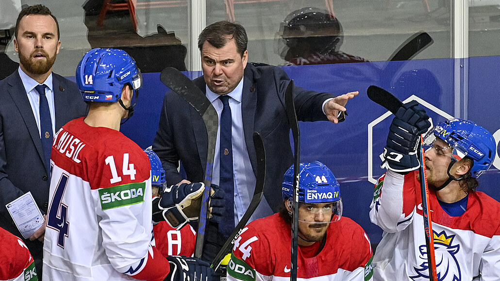 esko - výcarsko, MS v hokeji: trenér eského týmu Filip Peán (vlevo) a jeho...