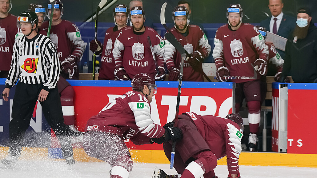 Lotysko vs Kazachstán: beku Zilemu pomáhá na stídaku spoluhrá.