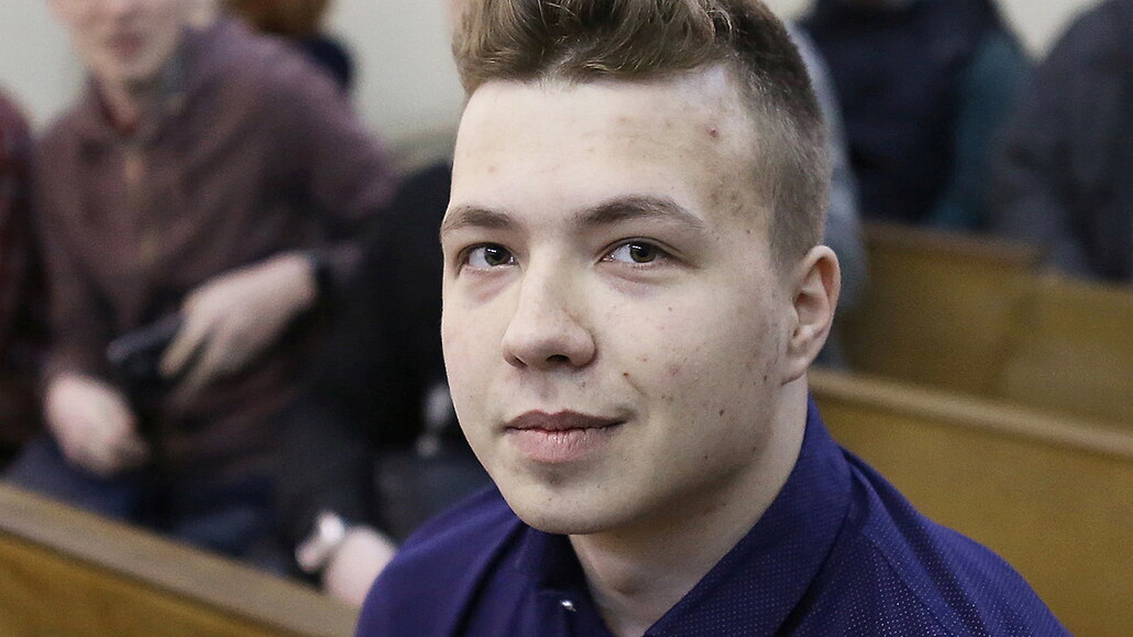 Noviná Raman Pratasevi na fotografii z roku 2017 ze soudního ízení v Minsku.