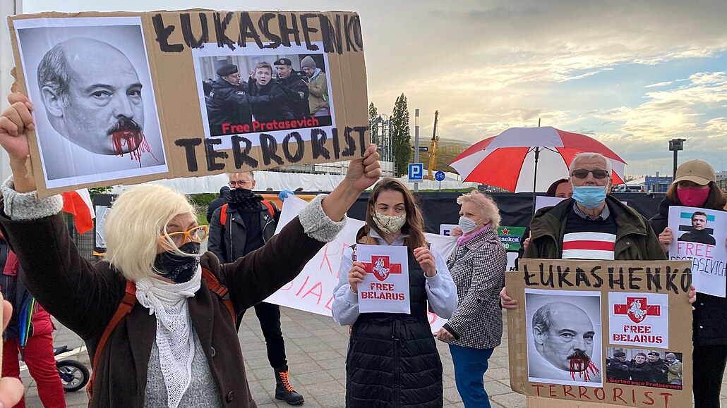 Lidé protestují proti Lukaenkovi.