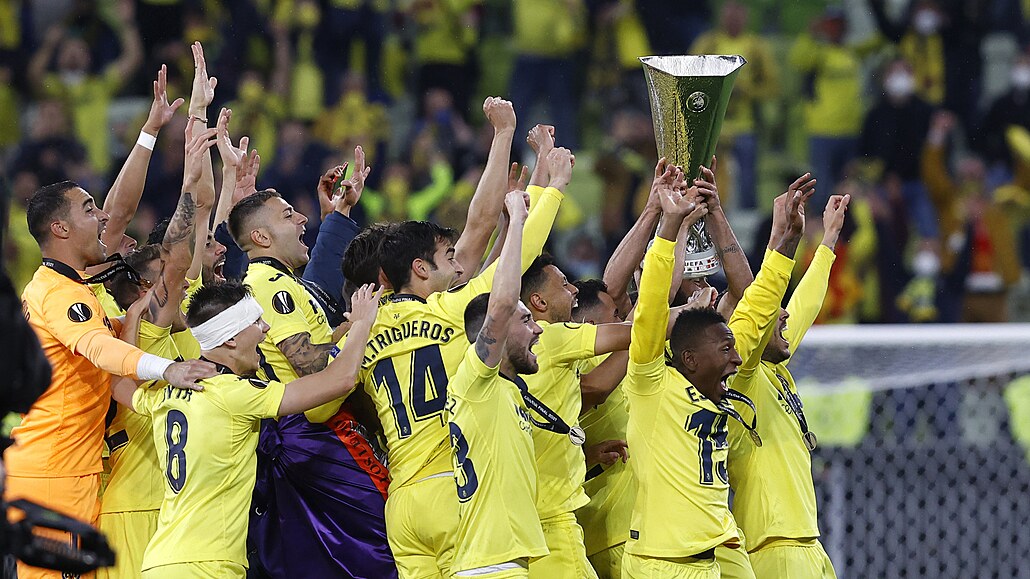 Villarreal slaví triumf v Evropské lize po penaltách.