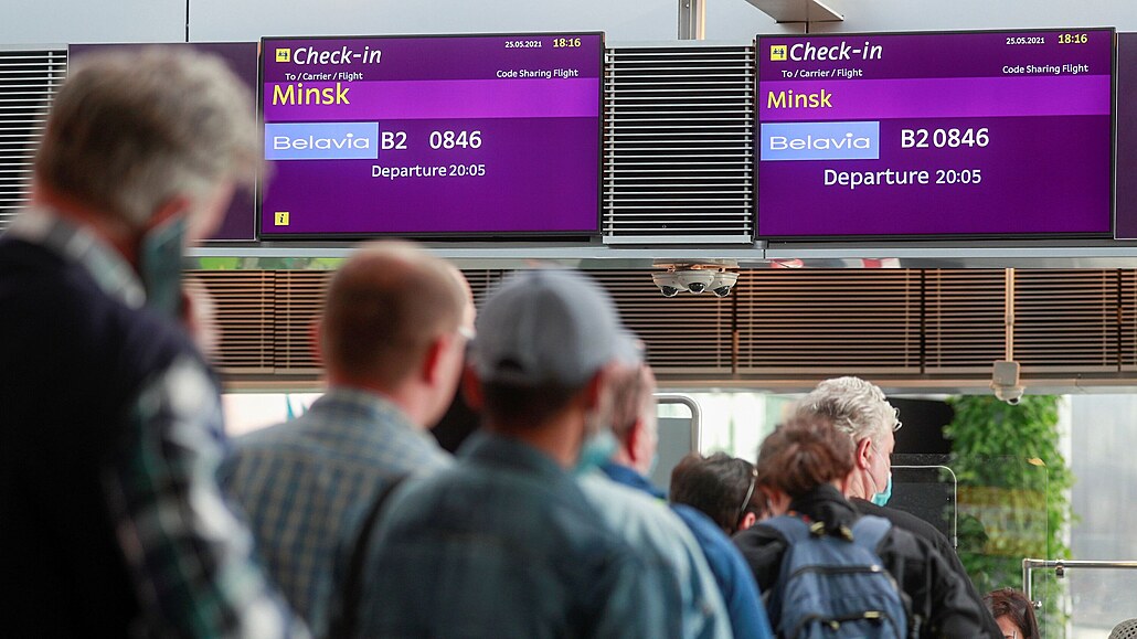 Lidé ekají na odlet bloruských aerolinek Belavia.