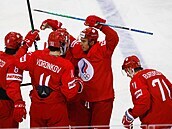 MS v hokeji, Rusko - esko: Anton Burdasov (vpravo) slaví se svými spoluhrái...