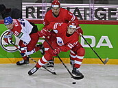 MS v hokeji, Rusko - esko: zleva Dominik Kubalík z R, Arom Zub z Ruska...