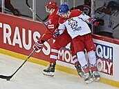 MS v hokeji, Rusko - esko: zleva Nikita Zadorov z Ruska a Filip Zadina z R.