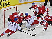 esko - výcarsko, MS v hokeji: Situace ped výcarskou brankou.