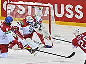 esko - výcarsko, MS v hokeji: Timo Meier ze výcarska (vpravo) stílí...