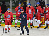 Trénink eské hokejové reprezentace na MS (Peán udílí pokyny)