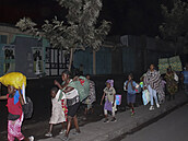 Lidé v Gom utíkají ze svých domov kvli výbuchu sopky Nyiragongo.