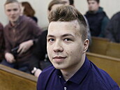 Noviná Raman Pratasevi na fotografii z roku 2017 ze soudního ízení v Minsku.