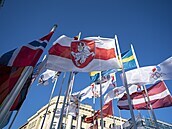 V Rize vlaje krom olympijské vlajky také historická bloruská.