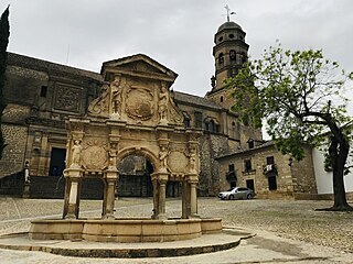 Baeza, pohled na katedrlu. Baezu s nedalekou bedou spojuje cyklostezka