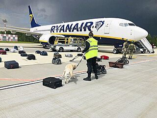 Bezpenostn kontrola letadla spolenosti Ryanair, kter nouzov pistlo na...