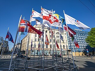 Ped hotelem, v nm bydl blorut hokejist, vlaje historick vlajka jejich...