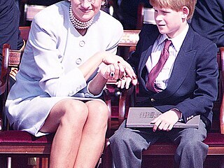 Snmek ze 7. kvtna roku 1995. Princ Harry se svou matkou, princeznou Dianou v...