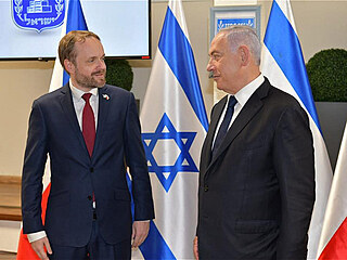 Ministr zahrani Jakub Kulhnek (vlevo) se seel 20. kvtna 2021 v Tel Avivu s...