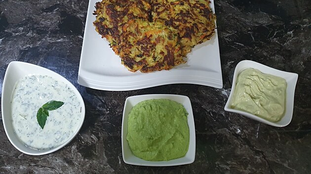 Pipravte si zeleninové placiky s trojicí bylinkových dip