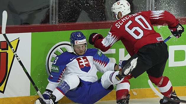 výcar Tristan Scherwey v souboji s Michalem Kritofem ze Slovenska.