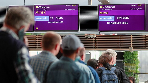 Pasaéi v Kyjev ekají na let bloruských aerolinek Belavia do Minsku.