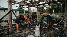 Betonujeme podlahu v pastorov� venkovní kuchyni.