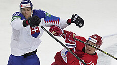 Slovensko - Rusko, MS v hokeji 2021: Martin Gernt v souboji s Nikitou...