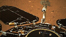 nsk voztko u-ung na povrchu Marsu.