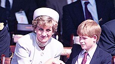 Snímek ze 7. května roku 1995. Princ Harry se svou matkou, princeznou Dianou v...