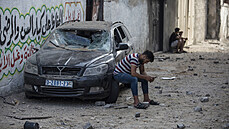 Palestinec v Gaze sed na kole auta znienho po izraelskm bombardovn