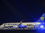 Nmecká policie u letadla spolenosti Ryanair.