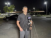 Policejní éf Alfredo Ramirez promlouvá k médiím poblí recepní sín El Mula...
