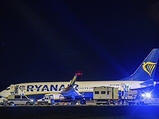 Nmeck policie u letadla spolenosti Ryanair.