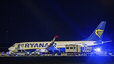 Německá policie u letadla společnosti Ryanair.