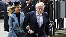 Britský premiér Boris Johnson se svou partnerkou Carrie Symondsovou, kterou si...