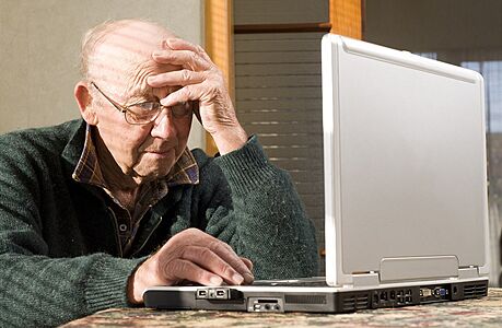Důchodce u počítače. (ilustrační foto)