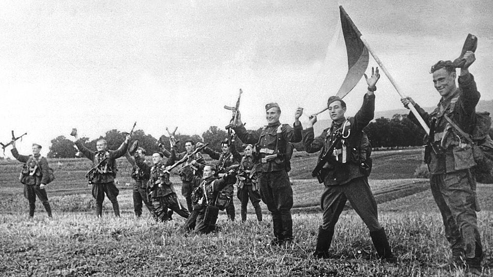Po těžkých bojích. Českoslovenští vojáci po návratu z Dukly v roce 1944. Ivan...