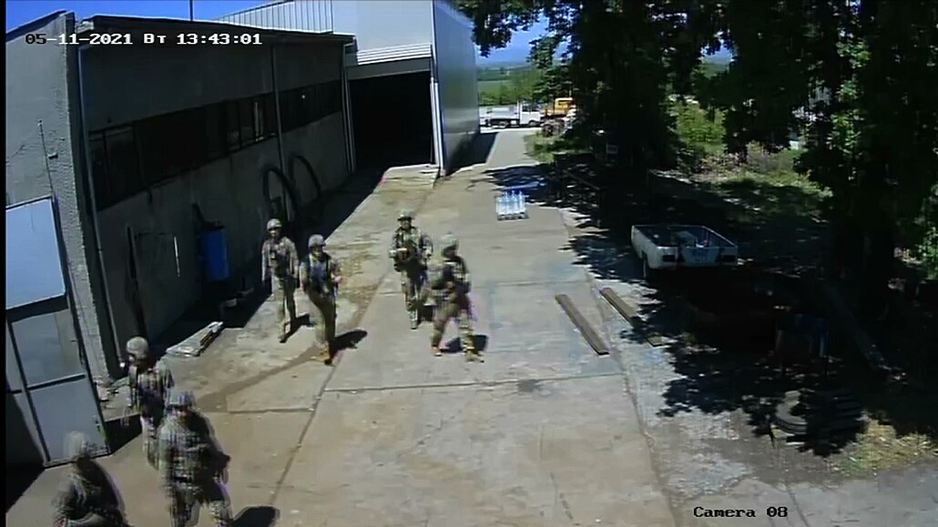 Záběry z bezpečnostní kamery ukazují vojáky, jak během cvičení pronikají do...