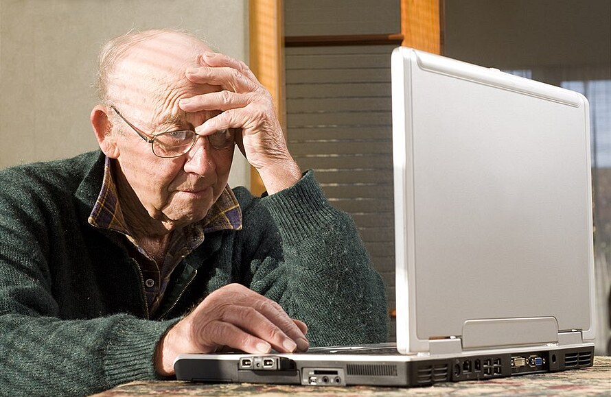Důchodce u počítače. (ilustrační foto)