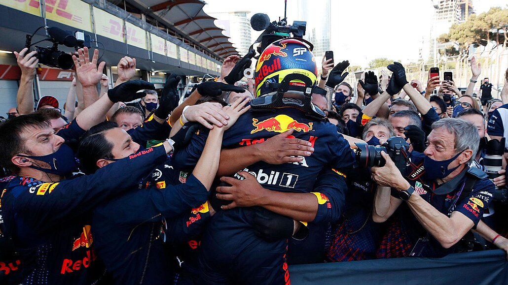 Mexický jezdec Sergio Pérez slaví s kolegy ze stáje Red Bull po svém vítzství...