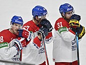 etí hokejisté (zleva) Dominik Kubalík, Jií Smejkal a Luká Klok po prohraném...
