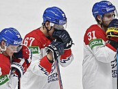 etí hokejisté (zleva) Dominik Kubalík, Jií Smejkal a Luká Klok neskrývají...