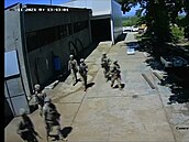 Zábry z bezpenostní kamery ukazují vojáky, jak bhem cviení pronikají do...