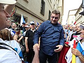 Demonstrace se úastní i poslanec Lubomír Volný.