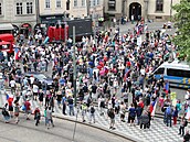 Demonstrující na Malostranském námstí v Praze.