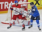 Filip Chytil a Anton Lundell v souboji ped Hrubcem.